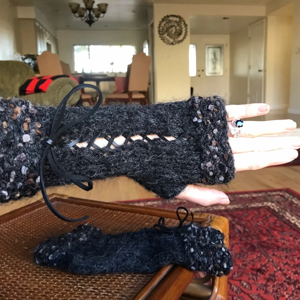 🎉H-P🎉Artisan Suede Ribbon Corset Style Charcoal Fingerless Gloves Goth Victor…